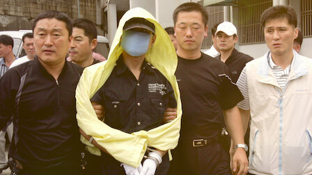 De arrestatie van Yoo Young-chul, bekend als de Raincoat Killer, die Zuid-Korea terroriseerde met een reeks brute moorden. Zijn zaak is een voorbeeld van de emotionele en melodramatische benadering van het land bij het vertellen van true-crime-verhalen; Netflix